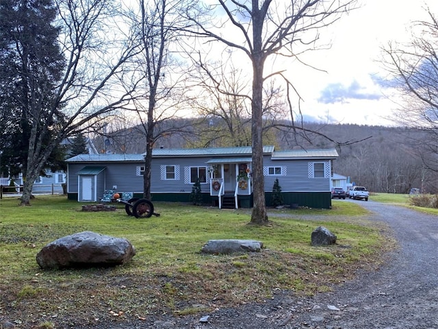 single story home with a front lawn