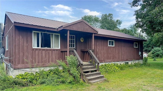 view of front of property featuring a front lawn