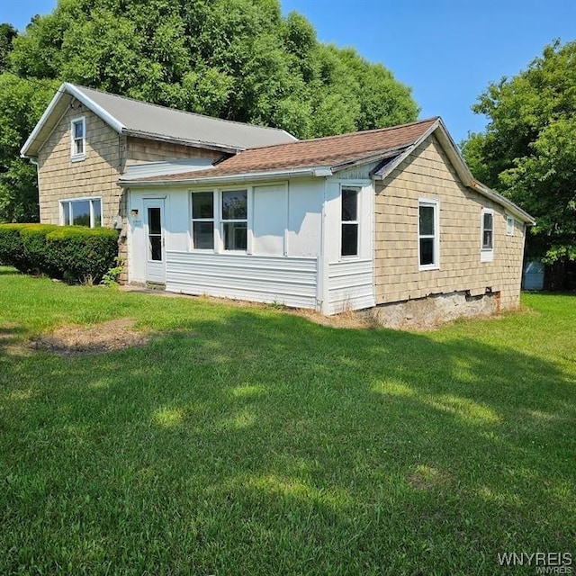 back of house featuring a lawn