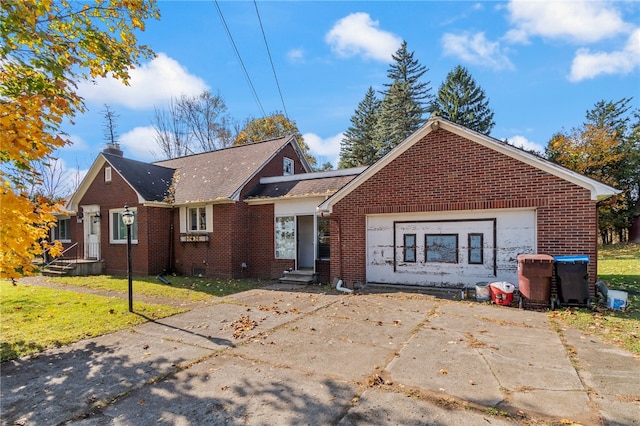 view of front of home with a front lawn