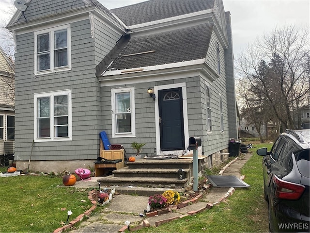 view of front of property featuring a front yard