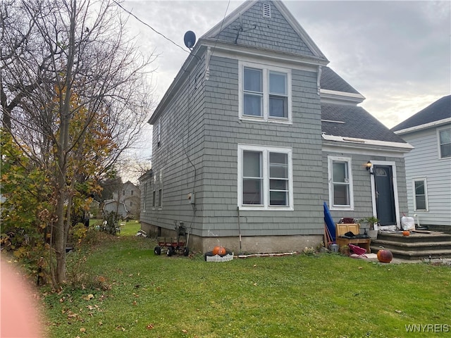 view of front of property with a front yard