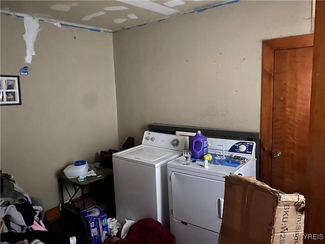 laundry area featuring washer and clothes dryer