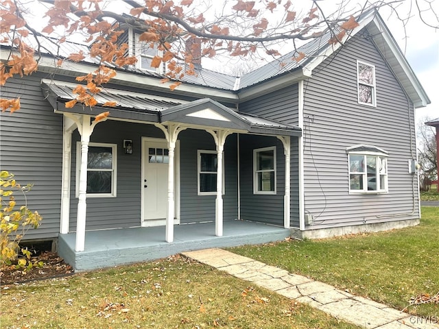 view of front facade with a front lawn