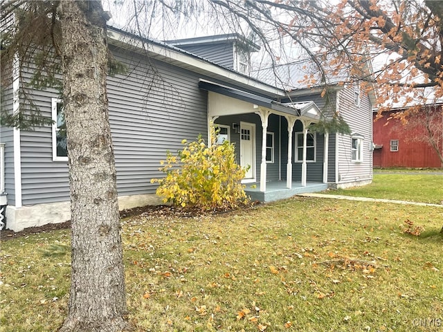 view of front of property with a front lawn