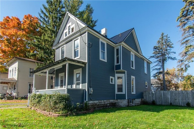 view of front of home featuring covered porch and a front yard