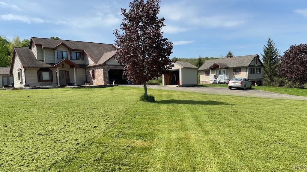 view of front of property with a front yard