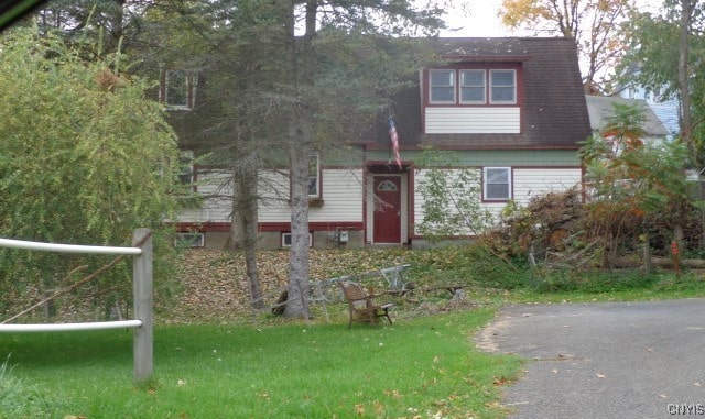 view of front facade with a front lawn