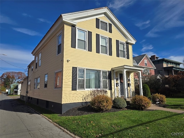 view of front of property featuring a front yard