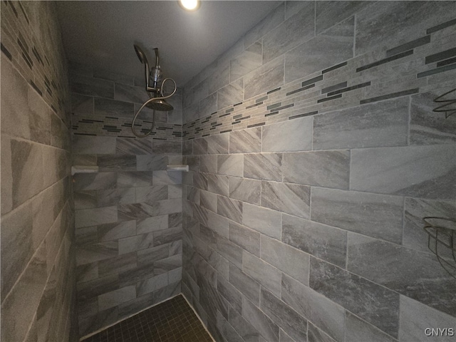 bathroom featuring a tile shower