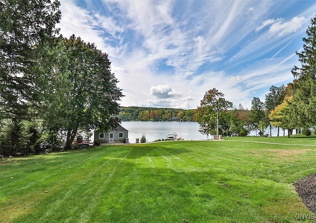 view of yard featuring a water view