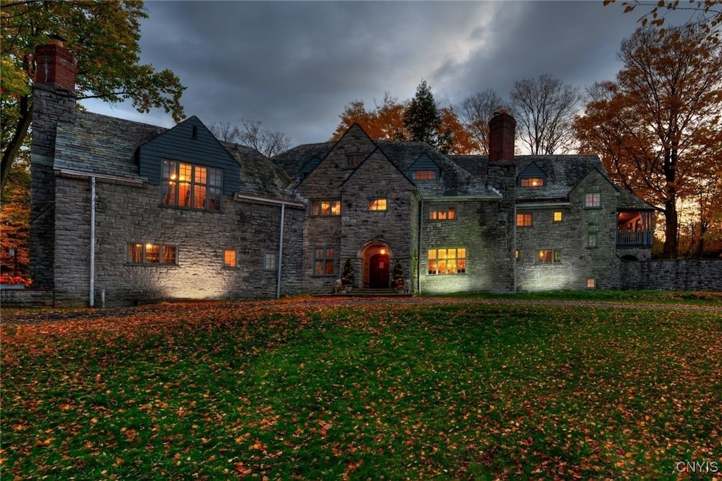 view of front of home featuring a front lawn