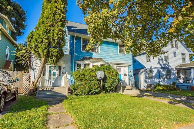 view of front of home featuring a front lawn