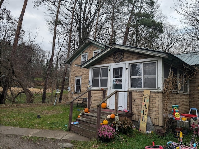 view of front of property featuring a front yard