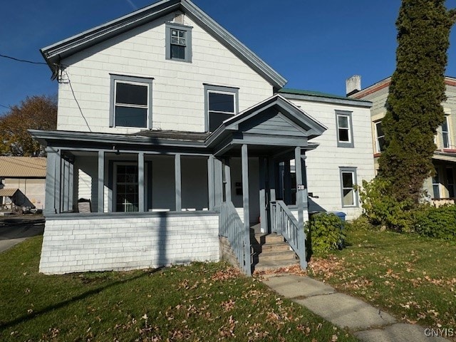 view of front of property featuring a front lawn and covered porch