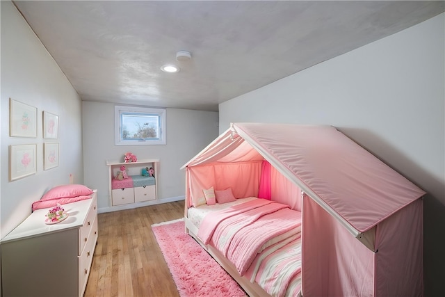 bedroom featuring light wood finished floors and recessed lighting