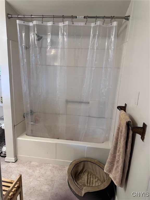 bathroom featuring shower / bath combo