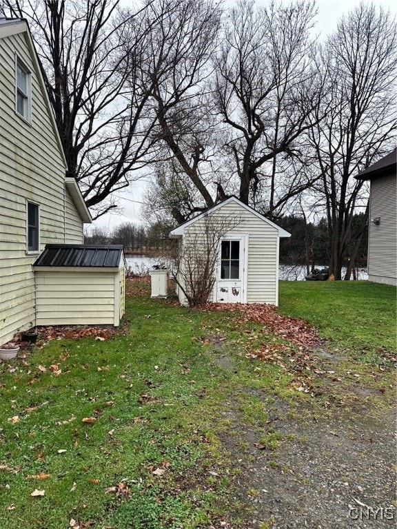 view of yard featuring a storage unit