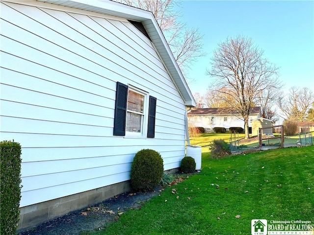 view of side of property featuring a lawn