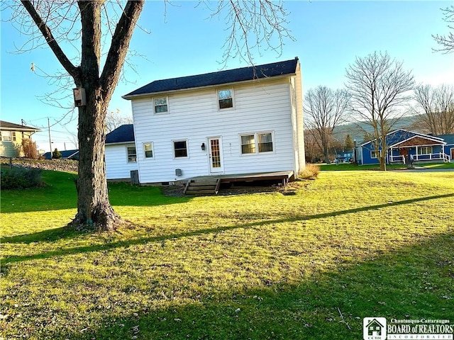 back of house featuring a lawn