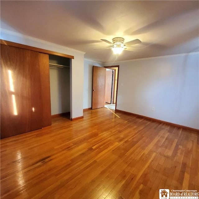 unfurnished bedroom with ceiling fan, ornamental molding, light hardwood / wood-style floors, and a closet