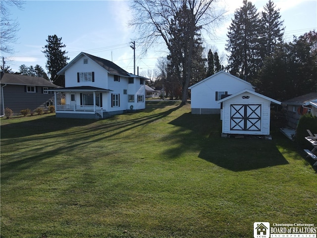 view of yard featuring a shed