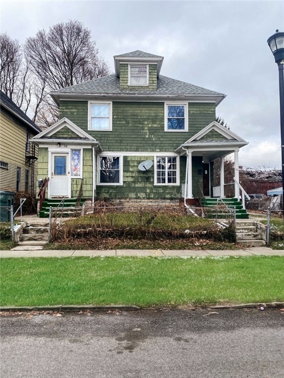 view of front of house featuring a front lawn