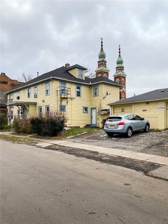 view of front of property featuring a garage