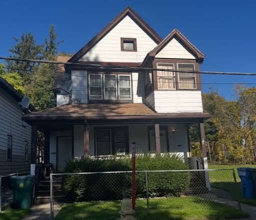 view of front facade featuring a front lawn and covered porch