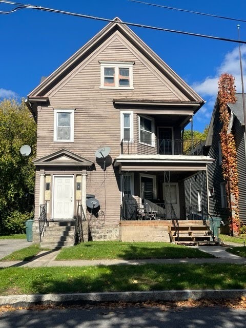 view of front of property featuring a porch and a front lawn