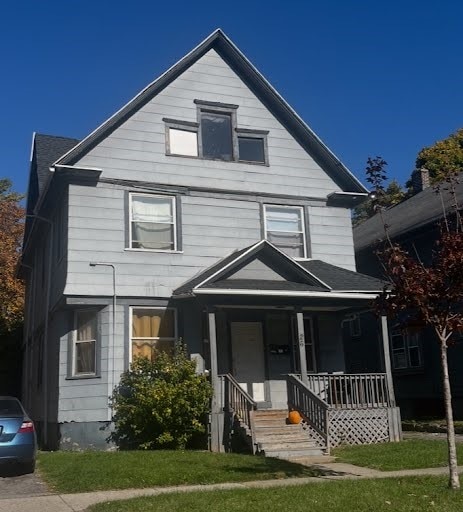 view of front of home featuring a front yard and covered porch