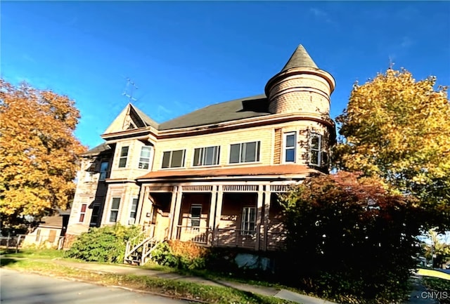 view of front of property featuring a porch