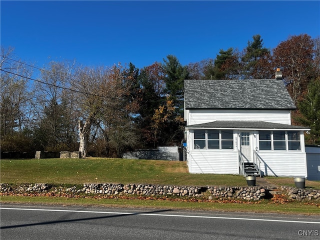 view of front of house with a front lawn