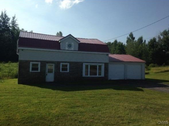 view of front of home with a front lawn