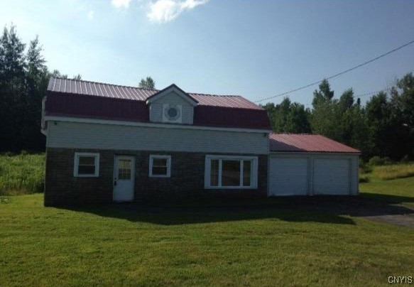 view of front of home with a front yard