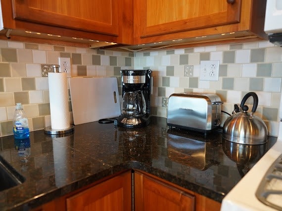 kitchen with decorative backsplash