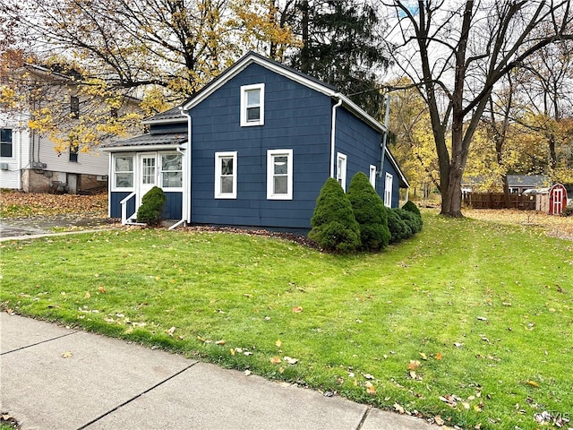 view of front facade with a front lawn