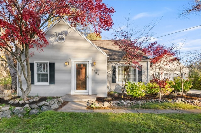 view of front facade with a front yard