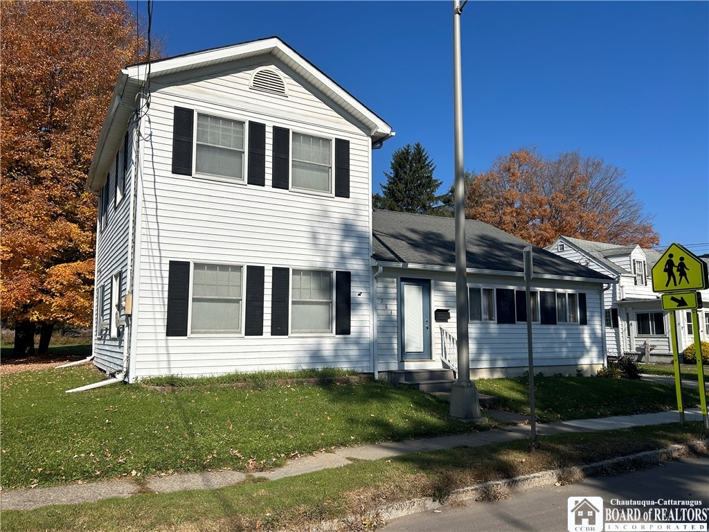 view of front of home with a front yard