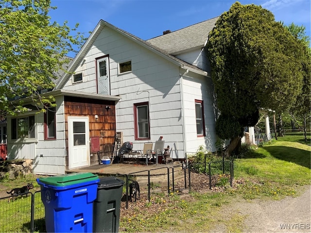 exterior space featuring a front yard