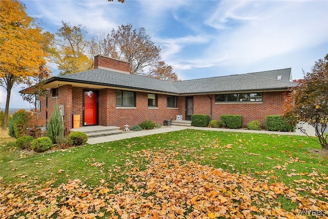 ranch-style house featuring a front lawn