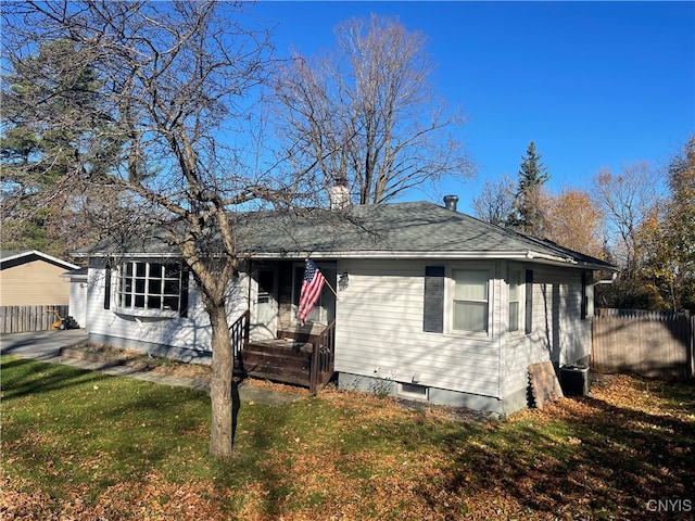 view of front facade featuring a front yard