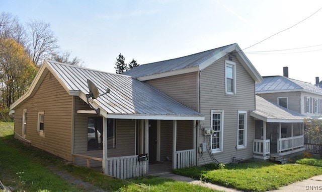 view of front of home with a front yard and covered porch