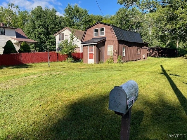 view of yard featuring an outbuilding