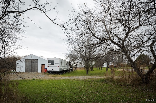 view of yard featuring an outdoor structure