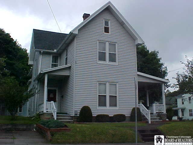 view of front of house with a front lawn