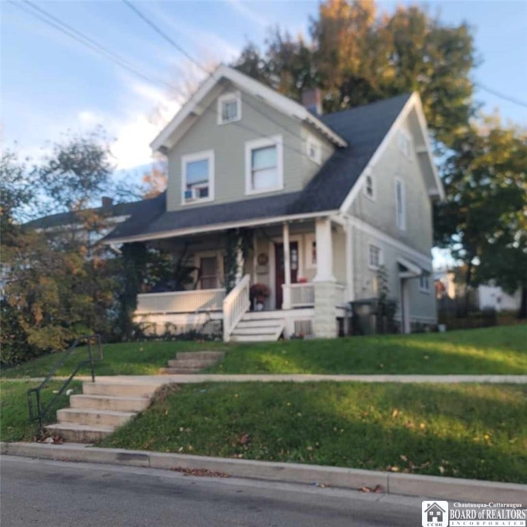 view of front of house with a front lawn and covered porch