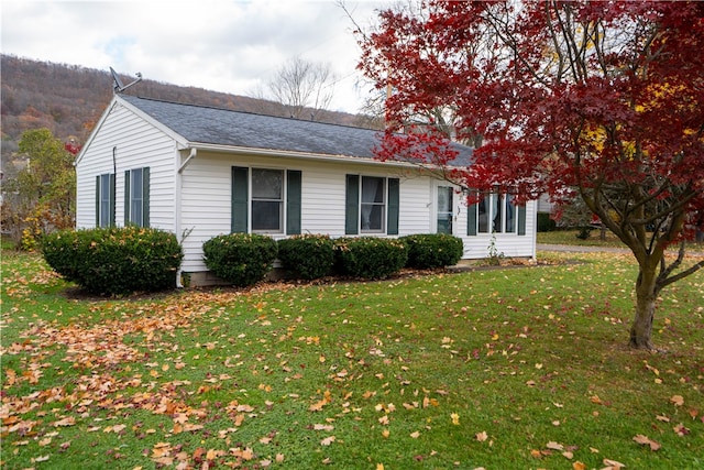 view of front facade featuring a front yard