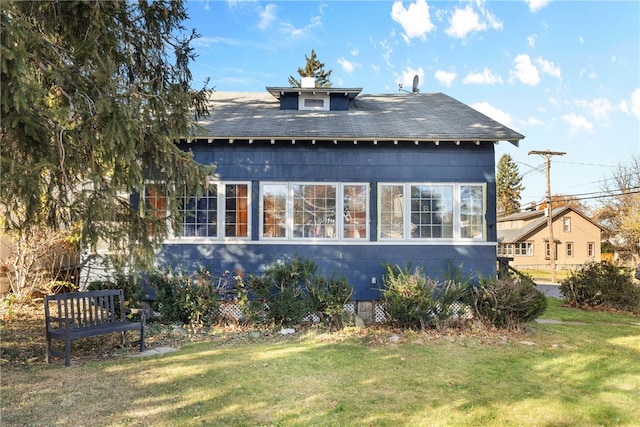 back of house featuring a lawn