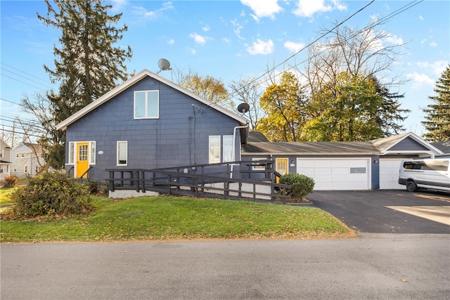 view of front facade featuring a garage and a front yard